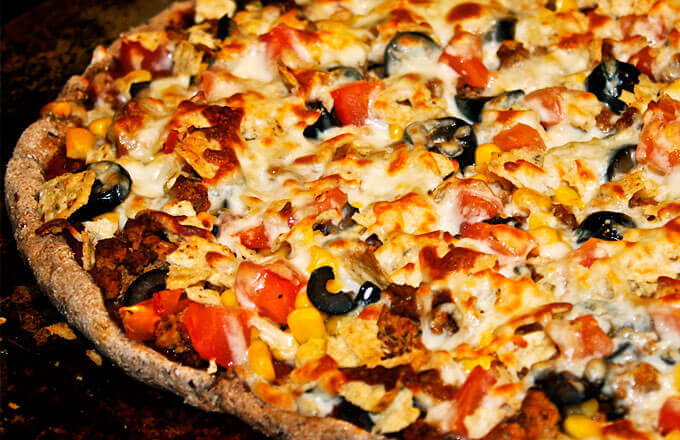Пицца с индейкой, кукурузой и фасолью